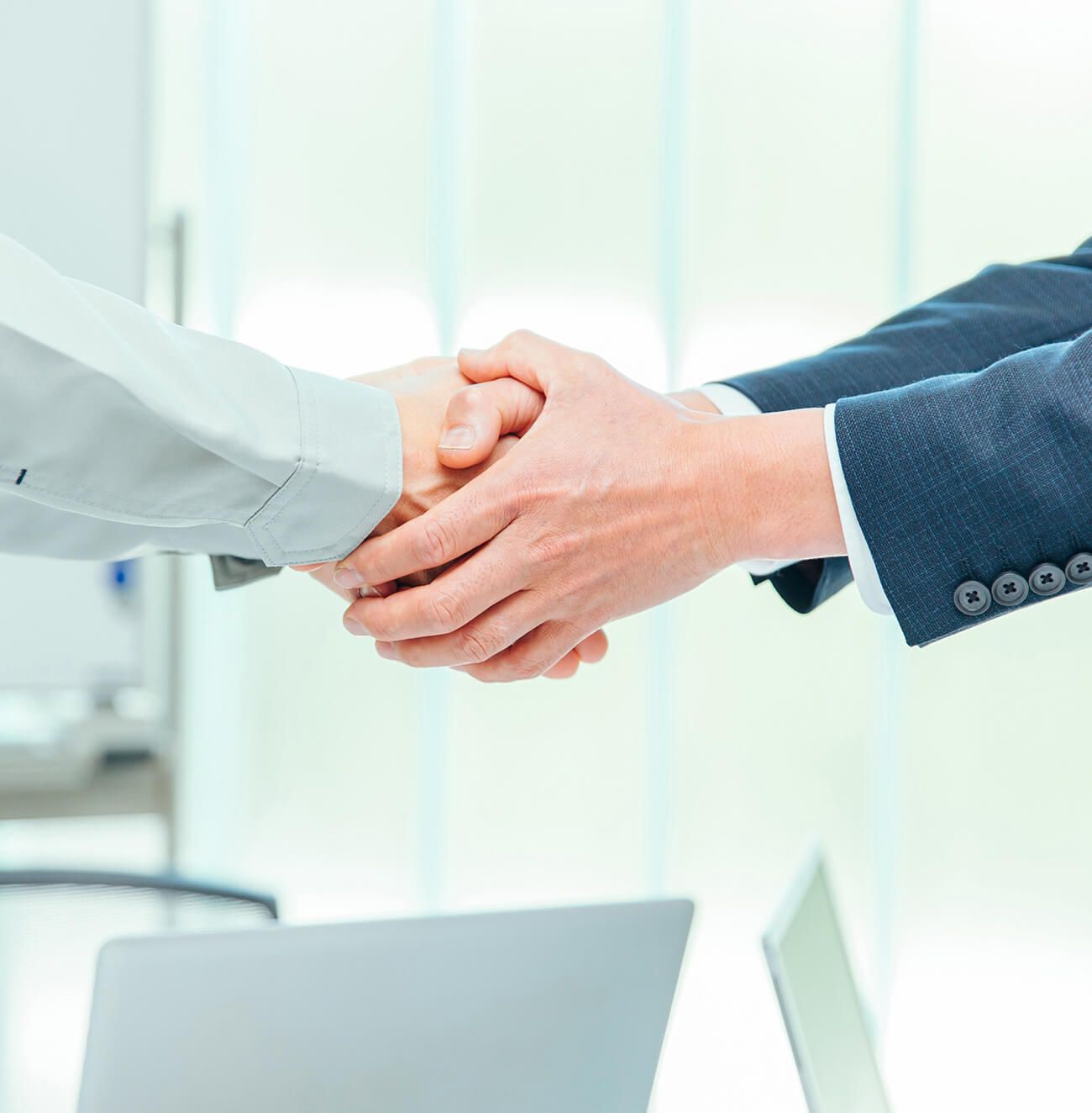 握手をしている様子