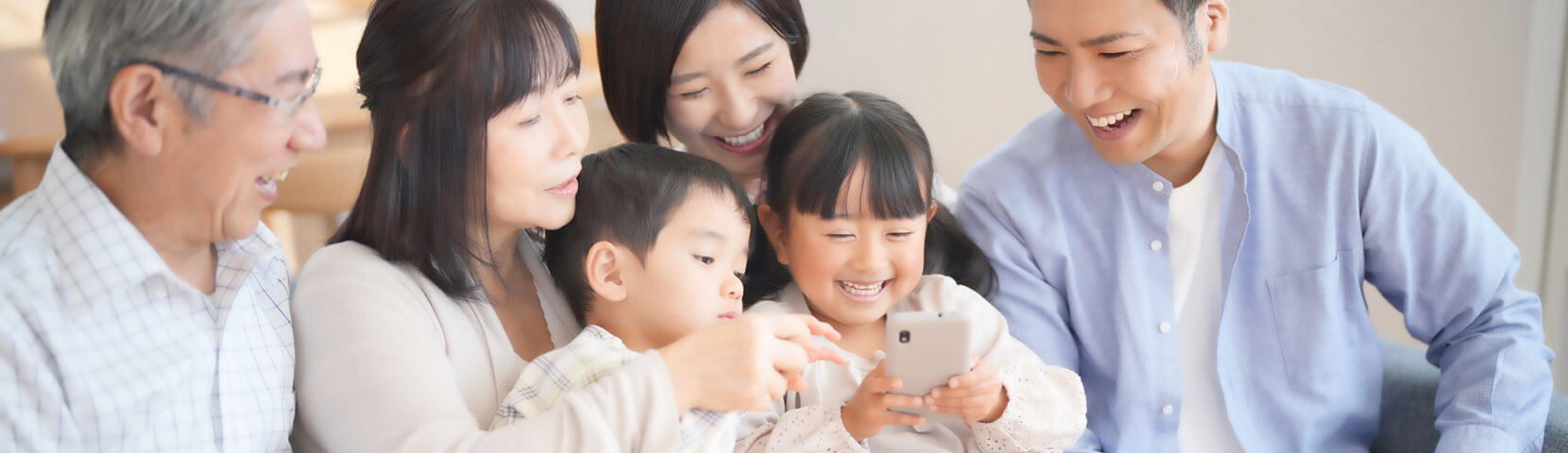 家族で団らんしている様子