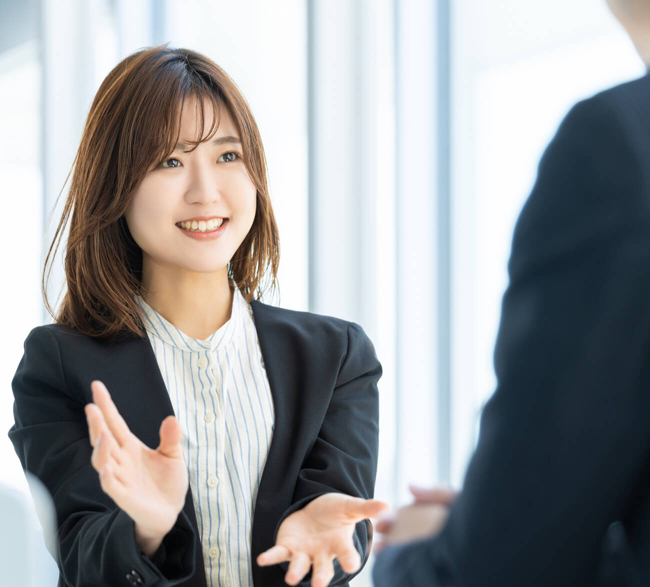 2人で対話をしている様子